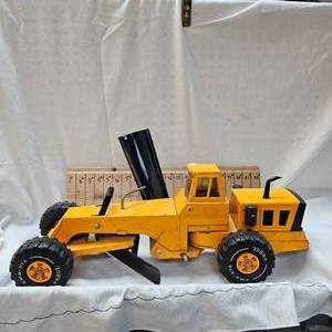 lot 283 image: Vintage Early 70s Metal Mighty Tonka Orange 24 Road Grader with Wing Plow, 90% Condition