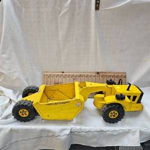 lot 284 image: Classic Pressed Steel Tonka Stamped Scraper shows slight wear but 90% Paint Remains