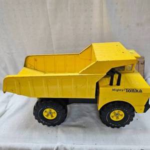 lot 286 image: Tonka Steel Classics Dump Truck in 95% Paint Condition, Very Very Nice