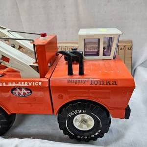 lot 288 image: Vintage Mighty Tonka AA 24 Hr Service Wrecker Tow Truck #3915 Featuring 98% Original