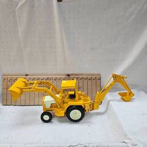 lot 290 image: Classic 98% Condition International Harvestor 116 DieCast LoaderBackhoe #472 Beautiful Condition