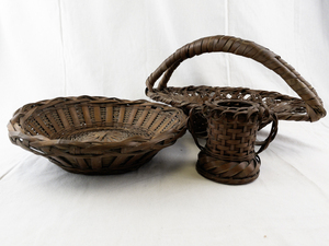 lot 47 image: Set of 3 Woven Brown Wicker Baskets with Handle and Decorative Vase