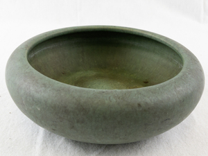 lot 58 image: Matte Green Art Pottery Bowl with Rounded Rim