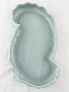 lot 66 image: Haeger USA Kidney Shaped Ceramic Planter Light Blue