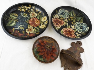 lot 67 image: Collection of 4 Vintage Hand-Painted Decorative Wood Trays and Wall Plaque
