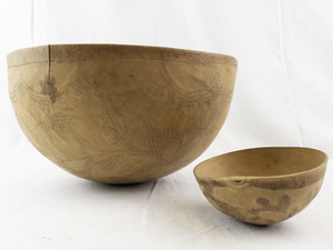 lot 68 image: Set of 2 Hand-Carved Decorative Wooden Bowls with Floral Patterns