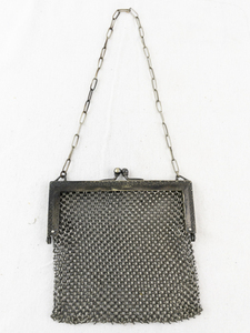 lot 75 image: Vintage Metal Mesh Chainmail Purse with Clasp and Chain Handle