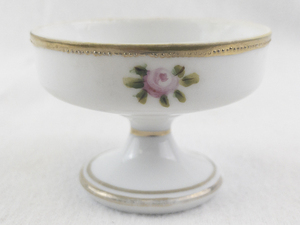 lot 101 image: Vintage Nippon Morimura Hand Painted Porcelain Pedestal Dish with Rose Motif