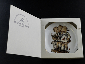 lot 116 image: Reutter Porzellan Germany M.I. Hummel Collectible Miniature Plate in Box