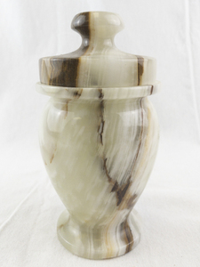 lot 122 image: Decorative Onyx Stone Lidded Urn Jar
