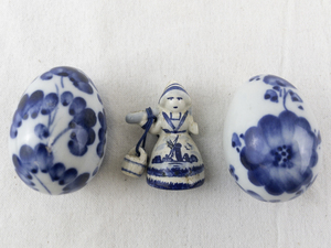 lot 130 image: Blue and White Delft-Style Porcelain Eggs and Dutch Girl Figurine Set