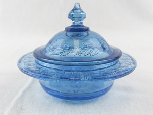lot 132 image: Depression Glass Blue Lidded Dish with Floral Pattern