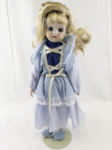 lot 137 image: Goldilocks Musical Porcelain Doll by Interpur with Original Box