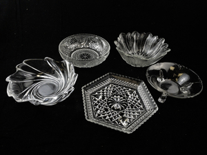 lot 175 image: Collection of 5 Pressed and Cut Glass Bowls and Dishes