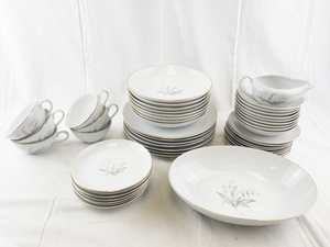 lot 210 image: Kaysons Fine China Golden Rhapsody 1961 Dinnerware Set, 37 Pieces