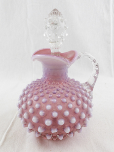 lot 215 image: Victorian Pink Opalescent Hobnail Glass Cruet with Stopper - Cracked Spout