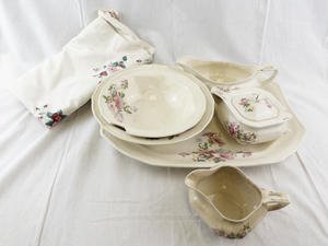 lot 222 image: Paramount Ivory Floral China Serving Set