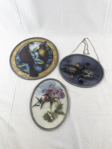 lot 149 image: Set of 3 Oval and Round Stained Glass Bird Art Panels