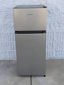 lot 122 image: HISENSE 4.4 CU. FT. MINI FRIDGE