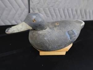 lot 19 image: SOLID WOODEN HANDCRAFTED DECOY
