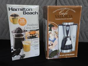 lot 24 image: COFFEE MAKER AND JUICER
