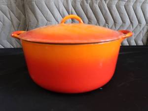 lot 49 image: VINTAGE DESCOWARE CAST IRON DUTCH OVEN