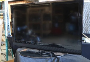 lot 56 image: 40 APEX LCD TV