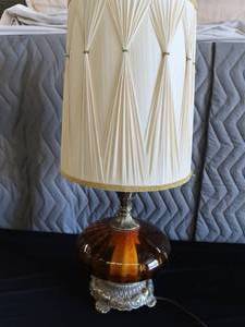 lot 58 image: GORGEOUS VINTAGE AMBER GLASS LAMP