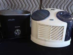 lot 60 image: HUMIDIFIERS