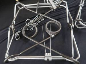 lot 85 image: 4 BRAND NEW #330 BODY GRIPPER TRAPS (CONIBEAR)