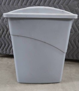 lot 80 image: RUBBERMAID COMMERCIAL CAN WITH LID