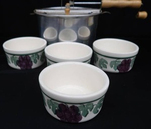lot 92 image: THE ORIGINAL WHIRLEY POP POPCORN KETTLE W BOWLS
