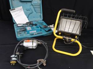 lot 66 image: CORDLESS MAKITA DRIVER DRILL PLUS LIGHT AND MORE