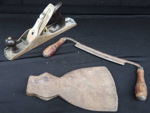 lot 109 image: VINTAGE BLADES