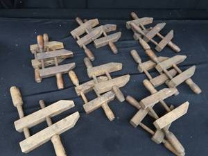 lot 126 image: VINTAGE HAND SCREW CLAMPS