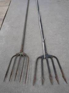 lot 121 image: 2 FISHING SPEARS