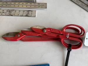 lot 288 image: Three Milwaukee Snips, Models 48-22-4001, 48-22-4002, 48-22-4003