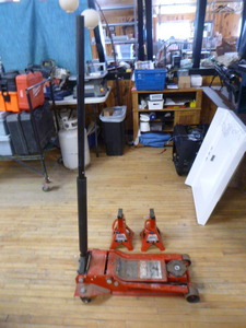 lot 13 image: Floor Jack and Jack Stands