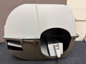 lot 9 image: Cat Litter Box