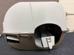 lot 10 image: Cat Litter Box