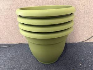 lot 61 image: 4 Ariana Living Green Planter Pots