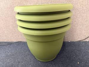 lot 62 image: 4 Ariana Living Green Planter Pots