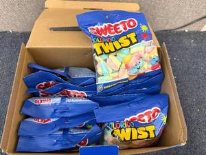 lot 177 image: 12 Packs of Sweeto Marshmellows - Twist
