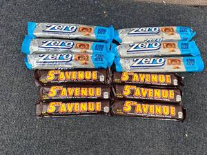 lot 225 image: 12 Candy Bars