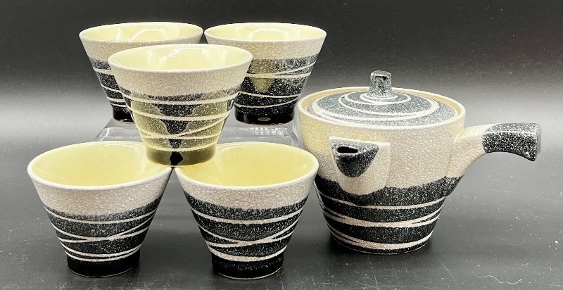lot 292 image: Japanese Stoneware Tea Set with 5 Cups and Teapot