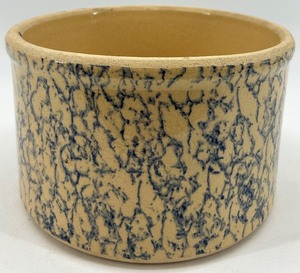 lot 11 image: RRP Co. Roseville Stoneware Crock with Blue Spongeware Pattern
