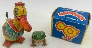 lot 51 image: Vintage Wind-Up Tin Duck and Frog Toy Set with Original Box