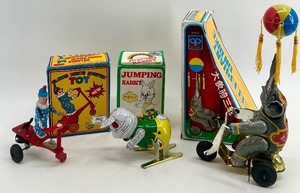lot 79 image: Set of 3 Vintage Tin Wind up Toys with original boxes