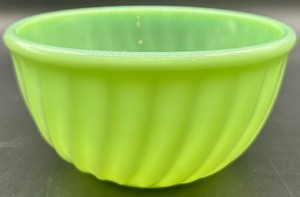 lot 272 image: Fire-King 7 Jadeite Swirl Mixing Bowl