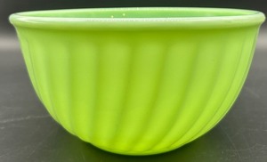 lot 275 image: Vintage Fire-King 9 Jadeite Swirl Mixing Bowl